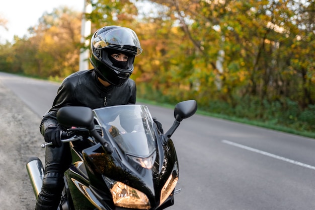 Motociclista su strada