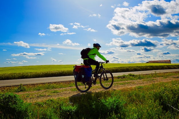 Motociclista su The Way of Saint James in bicicletta a Palencia