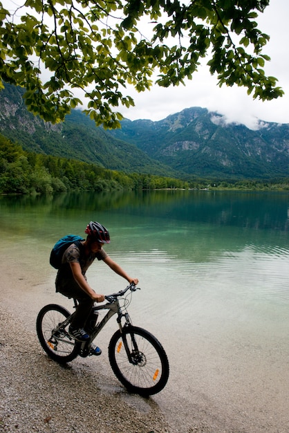 Motociclista sulla riva