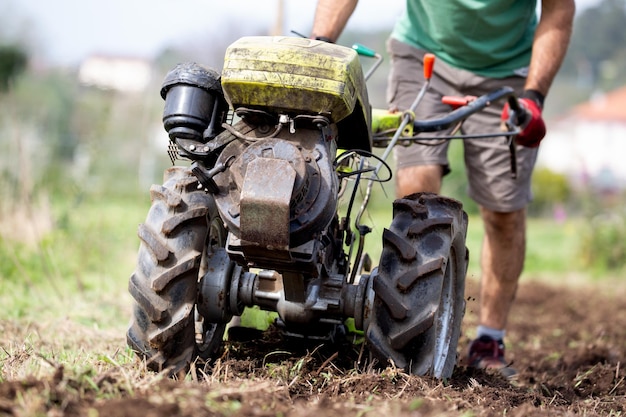 motocoltivatore in azione