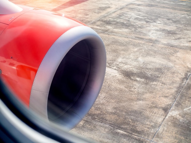 Motore a reazione dell'aeroplano rosso dalla finestra di vista del passeggero