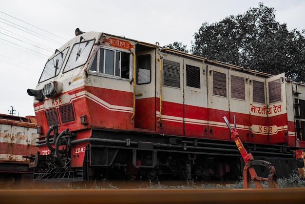 Motore del treno indiano rosso e crema in piedi sul binario del treno