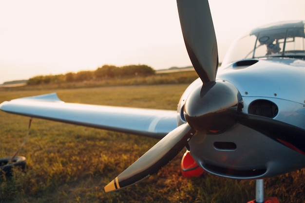 Motore dell'aeroplano con pale dell'elica e presa d'aria.