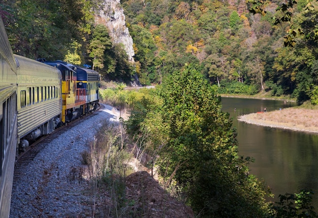 Motore diesel durante il viaggio in treno su per la gola