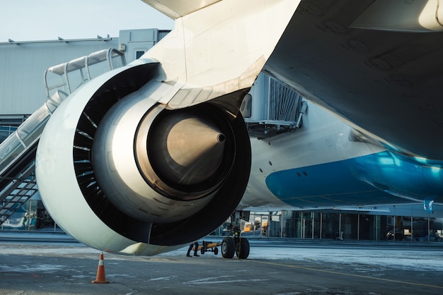 Motore e telaio dell'aereo passeggeri