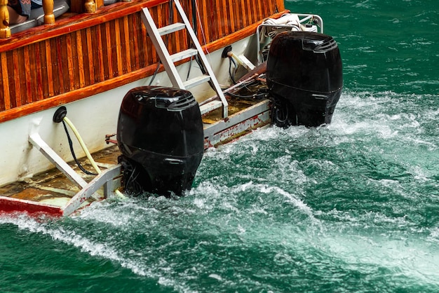 Motori in funzione due motori sulla barca Onde e spruzzi dalla barca