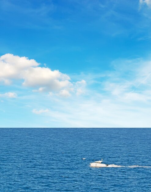 Motoscafo bianco che naviga nel mare