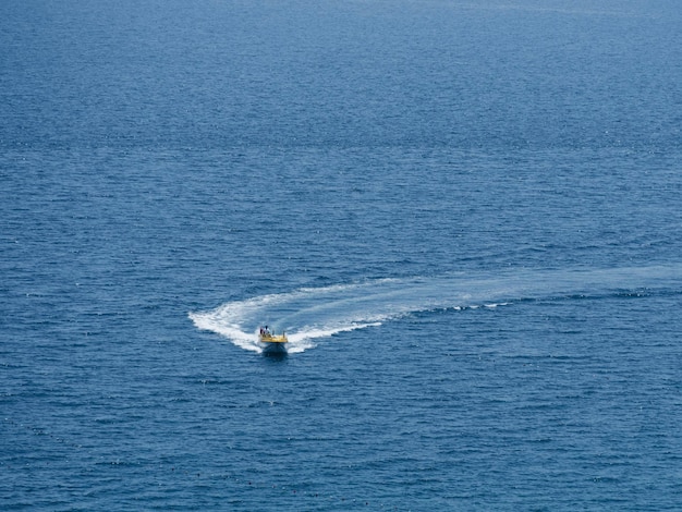 Motoscafo in mare durante la stagione turistica