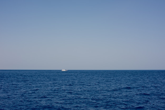 Motoscafo nel mare tropicale.