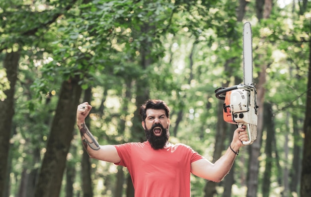 Motosega falegnami boscaiolo boscaiolo lavoratore con motosega nella foresta logging