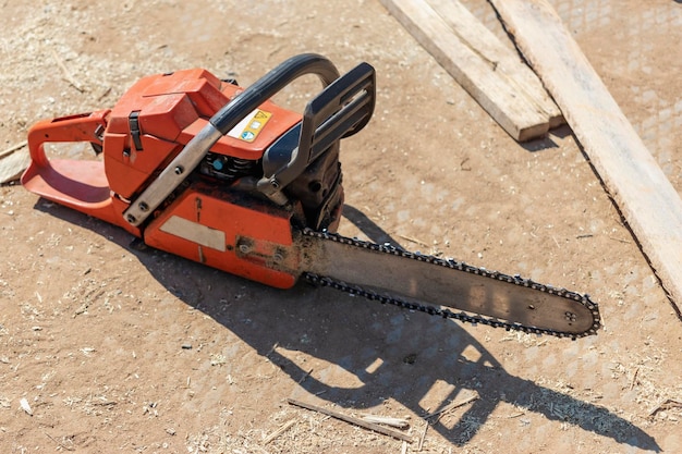 Motosega in cantiere Affidabile strumento mobile per taglieri e blocchi di legno