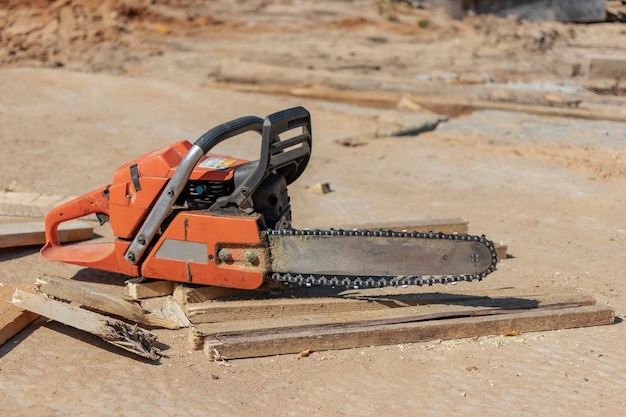 Motosega in cantiere Affidabile strumento mobile per taglieri e blocchi di legno