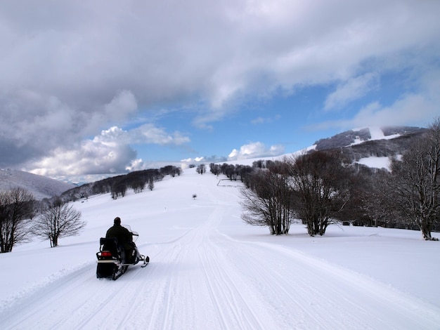 Motoslitta su una strada innevata