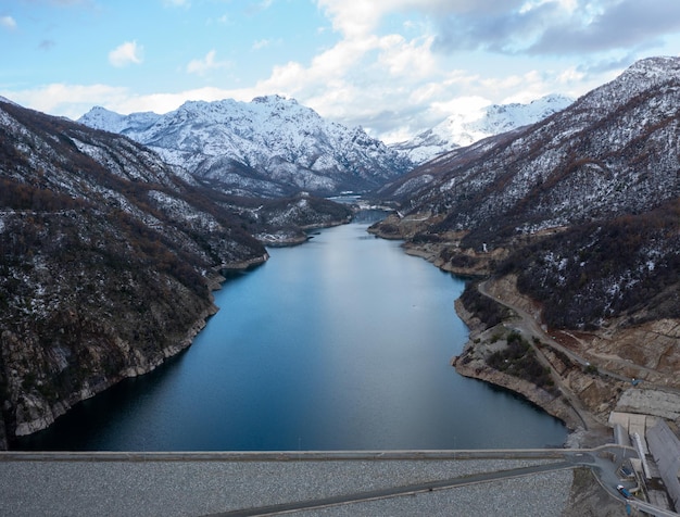 Mounains Lagoon Ancoa nella regione della neve nella regione Maule Cile Vista aerea del drone