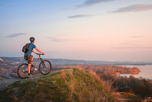 Mountain bike. ciclista in alto.