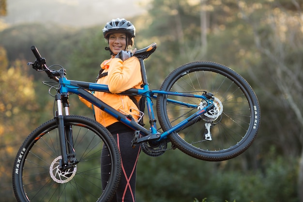 Mountain bike di trasporto del motociclista femminile