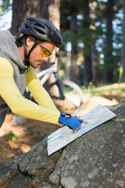 Mountain bike guardando la mappa