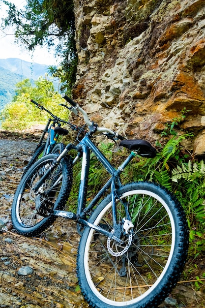 Mountain bike nere dall'enorme roccia marrone