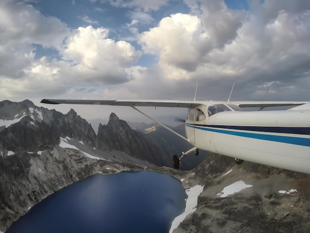 Mountain Flying attraverso il bellissimo paesaggio nordamericano