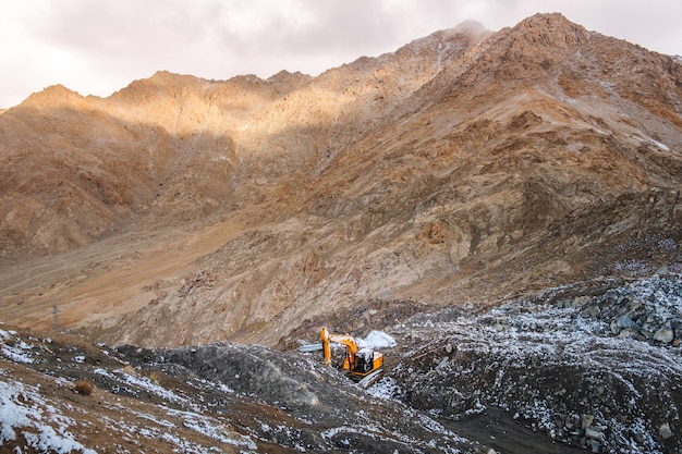 Mountain View della neve del distretto di Leh Ladakh, parte settentrionale dell'India