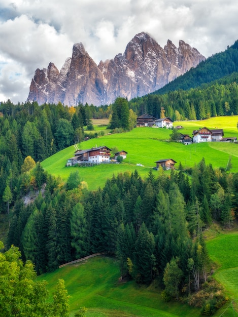 Mountain Village su campi verdi