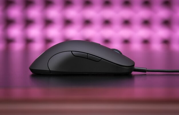 Mouse da gioco per computer su un tavolo