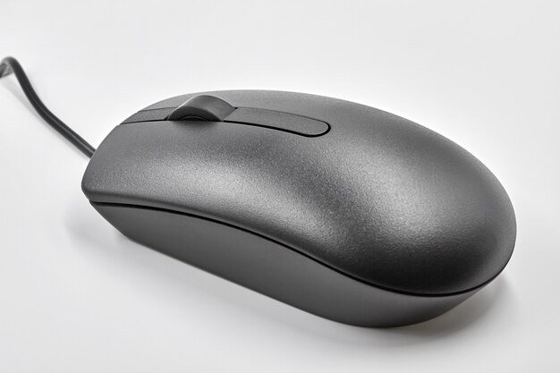 Mouse del computer con cavo ottico nero su sfondo bianco