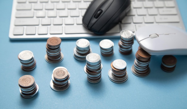 Mouse del computer e monete sullo sfondo blu