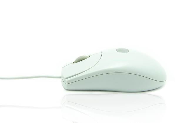 Mouse del computer isolato su sfondo bianco