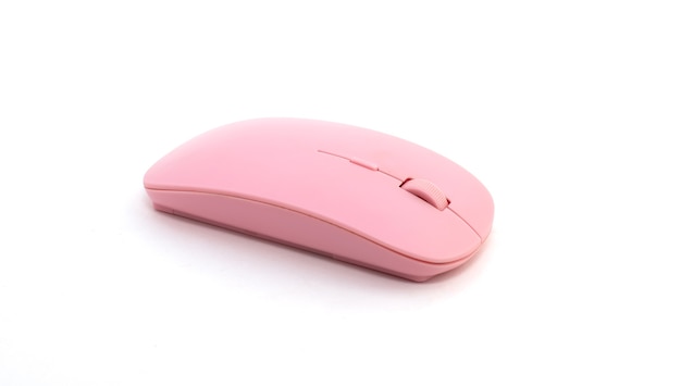 Mouse del computer rosa su sfondo bianco