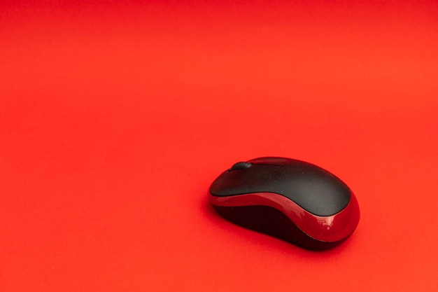 Mouse del computer su sfondo rosso