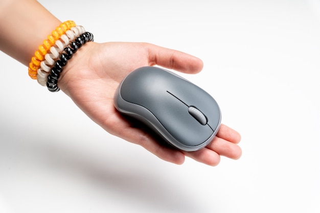 Mouse del computer sulla mano della ragazza con i braccialetti. sfondo bianco