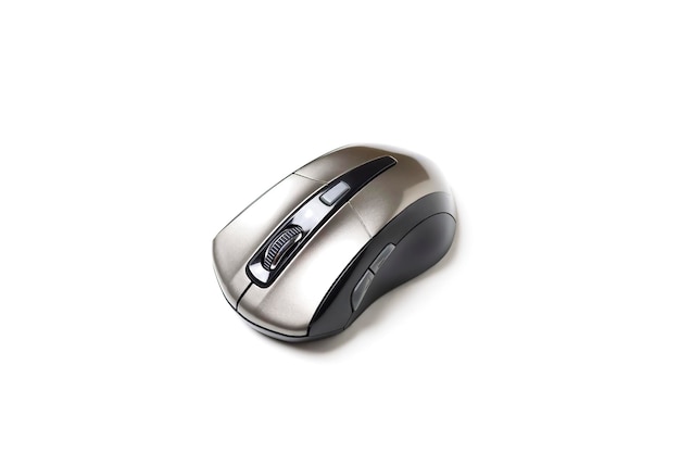 Mouse ottico wireless per computer su uno sfondo bianco