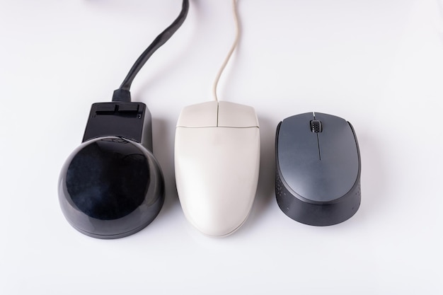 Mouse per computer di diverse generazioni su sfondo bianco