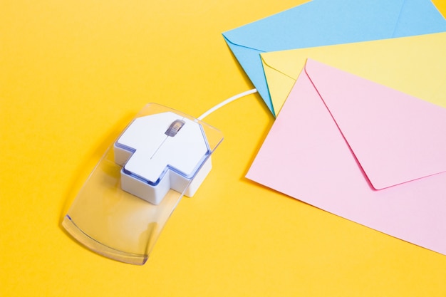 mouse per computer e buste per lettere di carta