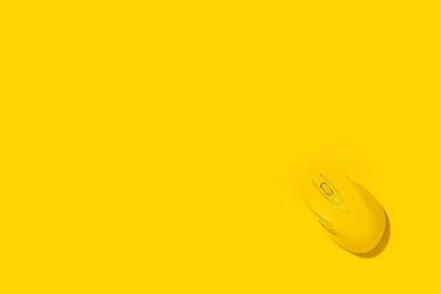 Mouse per computer wireless giallo su sfondo giallo Vista dall'alto disposizione piatta