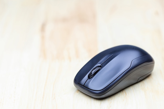 Mouse senza fili del computer sulla tavola di legno per il disegno