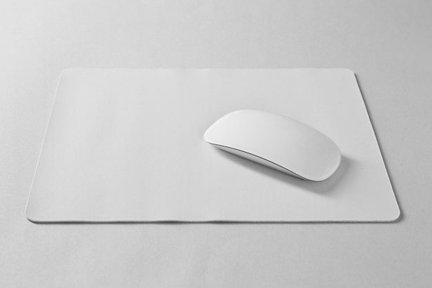 Mouse wireless e mousepad su sfondo bianco