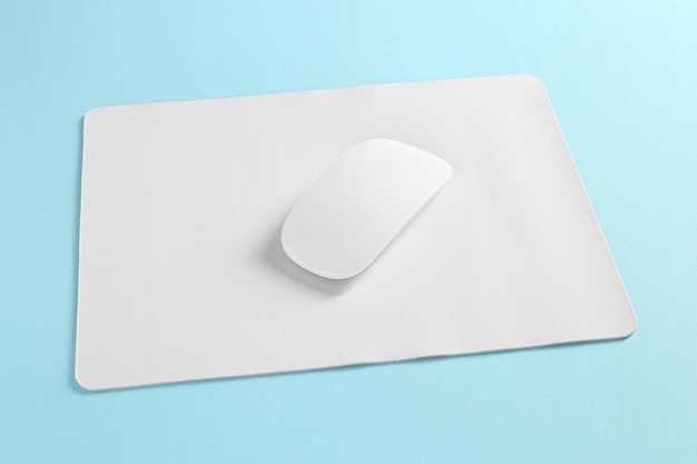 Mouse wireless e mousepad su sfondo blu chiaro