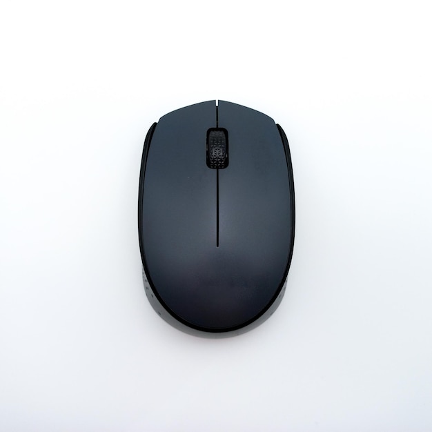 Mouse wireless nero e grigio per computer isolato su sfondo bianco vista dall'alto