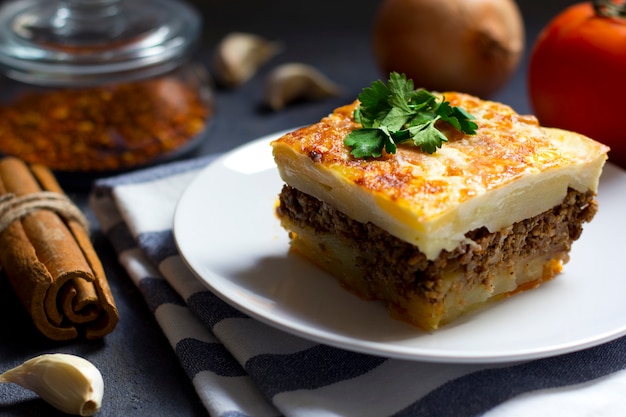 Moussaka greco con carne tritata e patate