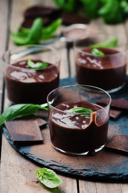 Mousse al cioccolato con basilico