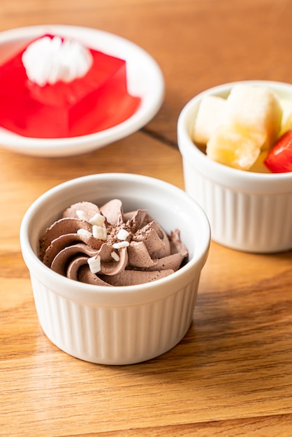 mousse al cioccolato in una ciotola