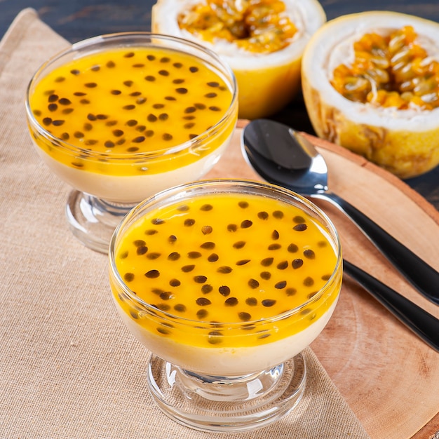 Mousse al frutto della passione. Dessert rinfrescante con guarnizione fresca al frutto della passione