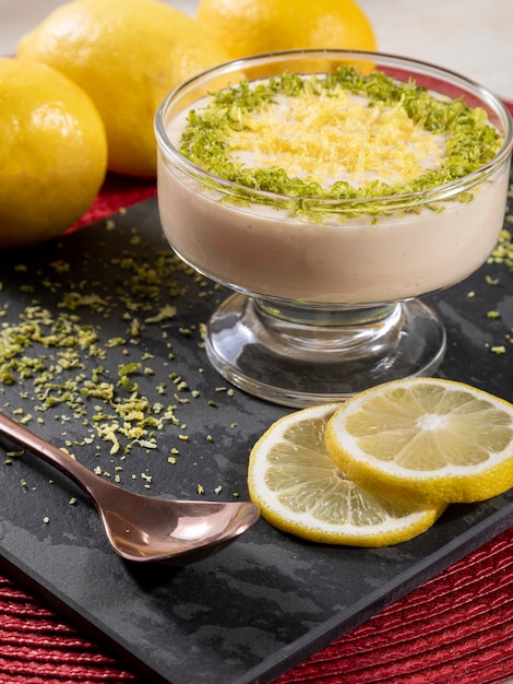 Mousse al limone in coppa di cristallo con scorza di limone.