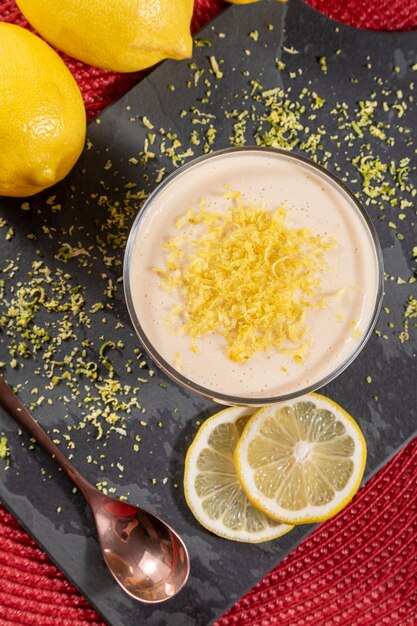 Mousse al limone in coppa di cristallo con scorza di limone.