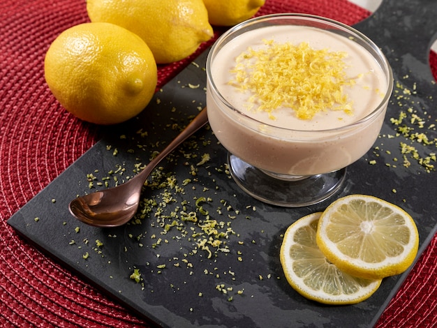 Mousse al limone in coppa di cristallo con scorza di limone.