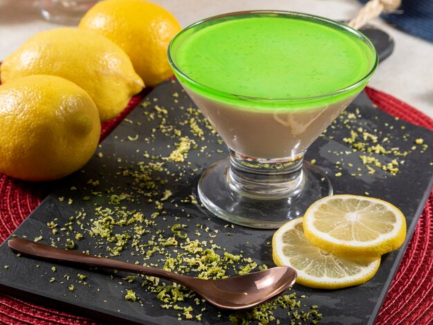 Mousse al limone in una ciotola di vetro con sopra la gelatina di limone.