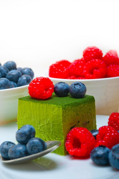 Mousse al tè verde matcha con frutti di bosco