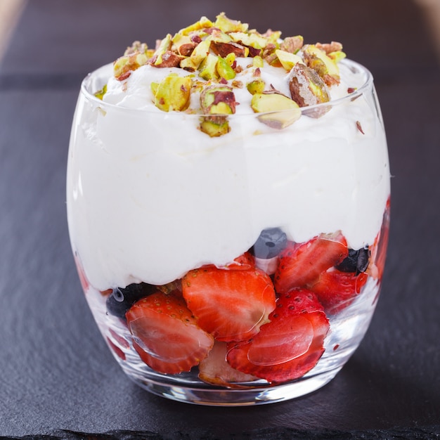 Mousse alla vaniglia con fragole, mirtilli e pistacchi